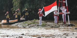 Puisi juga diartikan sebagai sajak atau gubahan dalam bahasa yang bentuknya dipilih dan ditata secara cermat sehingga. Menerapkan Semangat Kebangsaan Dan Patriotisme Dalam Kehidupan Halaman All Kompas Com