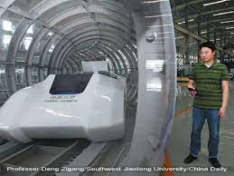 In acest moment cel mai rapid tren din lume este superconducting maglev mlx01, un tren neconvential care se bazeaza pe tehnologia de levitatie magnetica, asadar o garnitura de tren care nu se deplaseaza pe sine de cale ferata si astfel neintalnind forte de frecare, ci zboara pe deasupra. Chinezii Construiesc Cel Mai Rapid Tren Din Lume Va Atinge 2 900 Km Ora Si Va Parcurge Distanta Dintre Paris Si Moscova Intr O Ora Incont Stirileprotv Ro