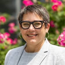 Kimberly Lear's Instagram, Twitter & Facebook