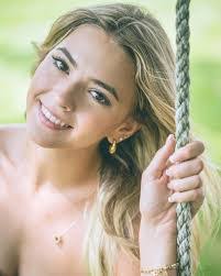 Shannon Helseth's Instagram, Twitter & Facebook