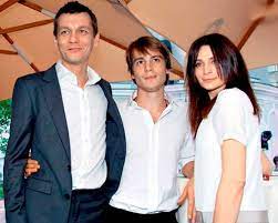 В первую очередь ее прославил легендарный актер олег иванович янковский. Filipp Yankovskij S Zhenoj I Synom Znamenitosti Akter Kinorezhissyor