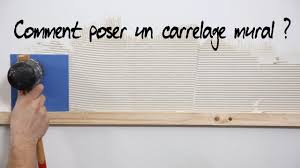 Le style régulier et géométrique de cette pose met en valeur les petites surfaces comme la crédence de cuisine, l'habillage de baignoire ou lavabo dans la salle de bain, le coin buanderie ou les toilettes. Comment Poser Un Carrelage Mural Youtube