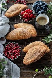 Rezept Sfogliatelle Italienisches Fruhstucksgeback Rezept Fruhstucksgeback Rezepte Lebensmittel Essen