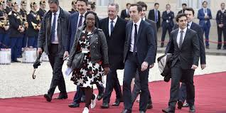 One of president macron's most senior aides has replaced two of her team after she came under fire for recent gaffes.sibeth ndiaye, 40, who holds a cabinet. Sibeth Ndiaye Nouvelle Porte Parole Ses Forces Seront Elles Ses Faiblesses