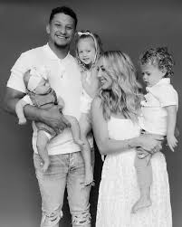 Brittany Mahomes và chồng cô ấy, tiền vệ Patrick Mahomes của Kansas City  Chiefs, đã tiết lộ khuôn mặt của đứa con út của họ trong những bức ảnh gia  đình mới.