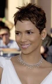 Cette coiffure pour femme audacieuse que l'on peut porter à tout âge donne un style et un caractère certains. Pin On Cheveux Courts