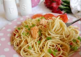 Hidangan ini dibuat dengan bawang putih yang dihiris, dicincang atau di'tekan' dalam minyak zaitun, ditumis secara ringan. Resepi Aglio Olio Udang Resepi Merory Sedap Betul