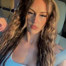 Pretty sure I just died and went to heaven, you can bury me wherever you  want🤣💀!!!!! 5 hours of nonstop shooting the aurora! But this time was  like NO OTHER!!!!!" (📸: Thehikingmermaid |