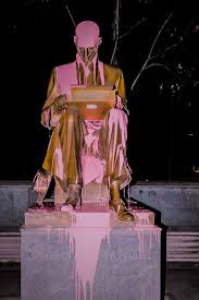 Red paint is seen on a statue of late italian journalist indro montanelli, in milan, northern italy, sunday, june 14, 2020 after protesters threw red paint and scrawled the words scrawled. Indro Montanelli E La Polemica Sulla Sua Statua Imbrattata Di Rosa L 8 Marzo
