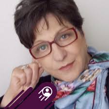 Sotto lo zerbino pugliese con su scritto "Welcome" c'è tanta polvere. Tanta  polvere nascosta e messa lì lontano dagli occhi perché è iniziata la bella  stagione. Tra un po' arrivano gli ospiti