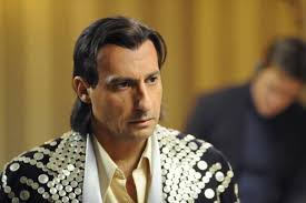 Egli cantava i successi dal suo album ricover : Se Sei Cosi Ti Dico Si Le Recensioni Della Carta Stampata Cineblog