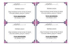 Setelah kamu menyusun daftar tamu, kamu pun pastinya memerlukan sebuah ungkapan rasa syukur atas kedatangan mereka. Kartu Ucapan Aqiqah Bayi Pada Berkat Kotak Nasi Atas Nama Tisya Mahendra