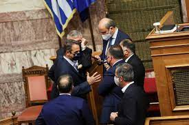 Οι διαδηλωτές που αντιτίθενται στην ψήφιση του εργασιακού νομοσχεδίου βρίσκονται. Plwpuunb2tse8m