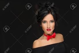 Un nœud papillon en cheveux est très chic et parait complexe, mais en réalité, cette coiffure est assez simple à réaliser. Belle Fille Avec Une Coiffure Compliquee Sur Un Fond Noir Rouge Noeud Papillon Banque D Images Et Photos Libres De Droits Image 45089363