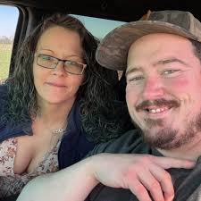 Spreading a little Christmas cheer with this Thankful Thursday bud vase!!!  🤩❤️ Who would you like to see get this beautiful free spirit rose? Share  in the comments 😊 Rules below!!👇🏼 -