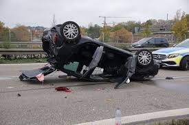 Zu den wahrzeichen der hauptstadt des südwestdeutschen besonders bekannt ist stuttgart vor allem als starker wirtschaftsstandort. Frau Und Zwei Kinder Werden Schwer Verletzt Auto Uberschlagt Sich Schwerer Unfall Auf B10 Stuttgart Esslinger Zeitung