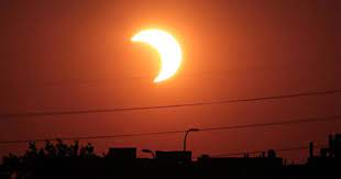 Eclipsele de soare o eclipsa de soare dureaza in cazul romaniei aproximativ 2 minute si doar in acest scurt timp observarea sa se poate face cu ochiul liber, restul eclipsei. 1jftxfp6tkqykm