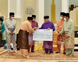 Dilahirkan di limbang pada 4 ogos 1950. Sarawak Harus Berhijrah Daripada Konvensional Kepada Digital Abang Johari Utusan Borneo Online