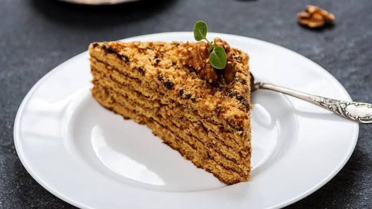 Marlenka torta: Savršen slavski desert pun meda i oraha - Recepti - Dnevni  list Danas