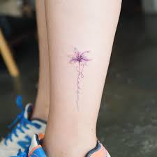 Il est identifié avec la religiosité chrétienne, de pureté, d'innocence, mais aussi, selon les coutumes anciennes, est associé à la fertilité et l'amour érotique à cause de son pistil phallique et l'odeur spécifique. Tatouage Fleur De Lys On Vous Dit Tout De Ses Significations