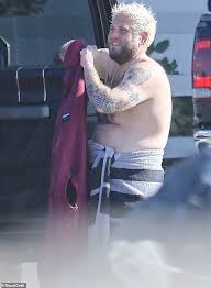 Jonah hill is a fully fledged style icon. Jonah Hill Slips Into His Clinging Black Wetsuit For Surf Day In Malibu Aktuelle Boulevard Nachrichten Und Fotogalerien Zu Stars Sternchen