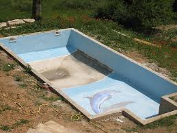 Le plus durable dans le temps car la mosaïque et le joint époxy ne permettent pas de carreler tout le bassin pour carreler entièrement une piscine à coque polyester sans risquer. La Pose Du Carrelage De La Piscine Construire Sa Piscine Com