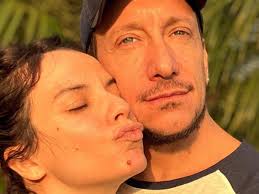 La pareja de actores estaba alojada en el edificio de la tragedia y lograron y agregó, me contaron que se subieron al ascensor, sintieron el ruido y gimena le dijo a nico que salgan, ella tiene un chichón en la cabeza. El Divertido Video De Nico Vazquez Y Gimena Accardi Al Ritmo De Camilo Diarioshow El Portal De Espectaculo