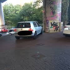 Mitarbeiter um baubetriebshofleiter bernd crone montierten die schilder für das parken in markierten flächen am felderhof. Parken Ausserhalb Parkflachen Auto Fuhrerschein Verkehr