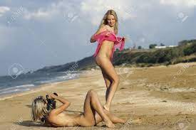 Zwei Nackte Mädchen Am Strand Fotografiert. Lizenzfreie Fotos, Bilder Und  Stock Fotografie. Image 56228997.