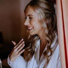 Peak of the Gorgeous Bride Talisa 😍  www.coastalstylemobilehairdressing.com.au #bride #brideshair #weddinghair  #weddinghairstyle #bridestyle #wavyhair #wavyhairstyle #bridalhair  #sunshinecoastweddinghair #sunshinecoastweddinghairdresser