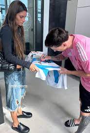 Ảnh Ai Ngồi Với Messi | TikTok