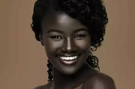 Ny fandikana manan-danja indrindra amin'ny fahitana vehivavy mainty hoditra  ratsy tarehy amin'ny nofy ho an'ny vehivavy manambady, araka ny voalazan'i  Ibn Sirin