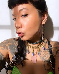 Our best seller for summer! 💚 Jade combs are a great way to detox the  scalp and promote hair growth. With the change of seasons we recommend  applying oil such as castor