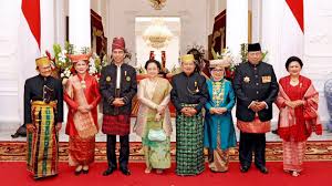 Tujuh belas agustus tahun empat lima, itulah hari kemerdekaan kita, hari merdeka, nusa dan bangsa, hari lahirnya bangsa. Peringatan Hut Kemerdekaan Ri Ke 72 Di Istana Merdeka Berlangsung Meriah Suara Surabaya