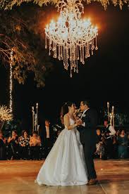 Canción desenfadada pero con una letra bonita, para los que eso de bailar pegados no les va. 25 Canciones Para La Entrada De Los Novios A La Recepcion Bailes De Boda Primer Baile Recuerdos Para Boda Originales