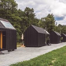 Schwarzes Haus Adventure Camp Schnitzmuhle Wellness Im Bayerischen Wald Schwarzes Haus Kleine Hausideen Haus