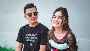 Nella kharisma, biduan yang sukses merangkak menjadi penyanyi papan atas, dengan biodata lengkap. Rumor Pernah Menikah Dengan Cak Malik Ini Klarifikasi Nella Kharisma