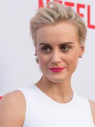 ELLE spreekt OITNB-ster Taylor Schilling: 'Piper gaat dingen doen die ze  nog nooit heeft gedaan'