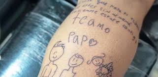 Los tatuajes pueden ser marcas conmemorativas que rinden homenaje a un ser querido o admirado, la madre es de los más regulares. Un Futbolista Colombiano Se Tatua El Dibujo De Su Hijo Tras La Muerte De Su Mujer