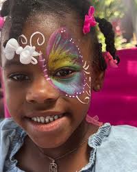 Come ”chill” with Electra! And look at her standing up to eat!