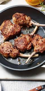 Lammkoteletts Passen Perfekt Zu Ostern Fur Unsere Variante Mit Pfeffer Orangen Marinade Benotigst Du Nur Wenige Zu Rezepte Lammkotelett Rezepte Lammkotelett