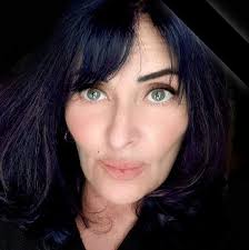 Una poesia d'amore inedita per un giorno speciale. Buon Natale a auguri di  ogni bene a tutti voi. Io voglio guardarti, io voglio guardarti mentre  cammini, mentre dormi, mentre guidi, mentre facciamo