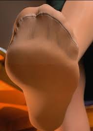 目の前にパンスト！ ベージュパンストを履いた女性の足の裏とつま先のクローズアップ画像 | ImitationSkin – パンスト直穿きフェチの復活