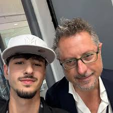 Lui è Giovanni. Qui a New York sono tantissimi i giovani napoletani che si  fanno valere e credono in un futuro migliore.