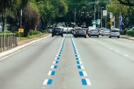 Mais 10 avenidas de SP devem receber faixa azul para motos; veja onde |  Metrópoles
