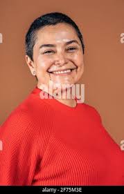Foto di profilo di una giovane bella donna bionda sorridente in piedi  isolato su parete di sfondo colorato indossando tutti i giorni vestiti alla  moda aspetto Foto stock