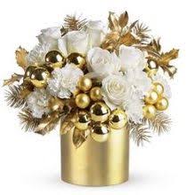 Se volete che sia una replica in piccolo del vostro matrimonio, potete scegliere degli abiti di nozze classici ma magari leggermente. Bouquet Di Fiori Per 50 Anni Di Matrimonio Composizioni Floreali Natalizie Natale Artigianato Natale Dorato