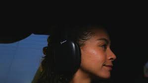 Amazon.com: The Voice Hollywood Wireless Headphones with Bluetooth and  Built-in Mic, HD Ultra Max Sound, Adjustable Headband with Over-Ear Cups,  Tri-fold, Optimized for Siri, Google Assistant : Electronics