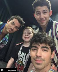 الطفل المحبوب جافين توماس مع بعض المعجبين😌❤