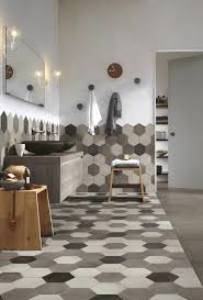 Les carreaux hexagonaux sont très différents, principalement en ce qui concerne le processus de les modèles en noir et blanc, décorés dans le style vénitien, sont élégants et attrayants. Le Carrelage Hexagonal Une Tendance Qui Fait Son Grand Retour Archzine Fr